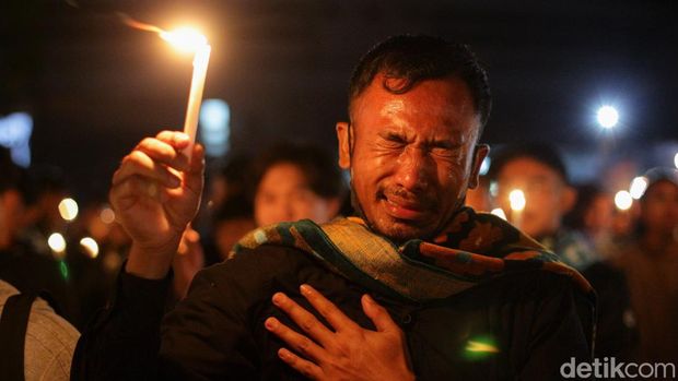 Ribuan suporter gabungan dari Brajamusti, The Maident, BCS, hingga Pasoepati, berkumpul di area parkir Stadion Mandala Krida Jogja, Selasa (4/10/2022) malam, untuk mendoakan korban tragedi Kanjuruhan, Malang.
