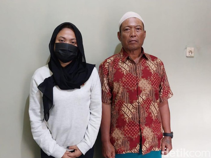 Emilia bersama orangtuanya