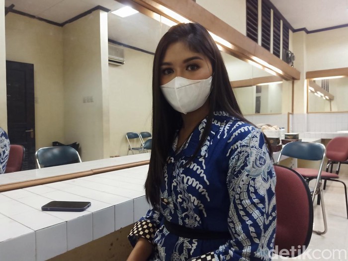 Finalis Putri Indonesia asal DIY, Erina Gudono, di Grha Sabha Pramana (GSP) UGM usai menjadi moderator Orasi Ilmiah bersama Menteri Investasi Bahlil Lahadalia dan CEO Freeport-McMoran Richard C Adkerson, Selasa (4/10/2022).