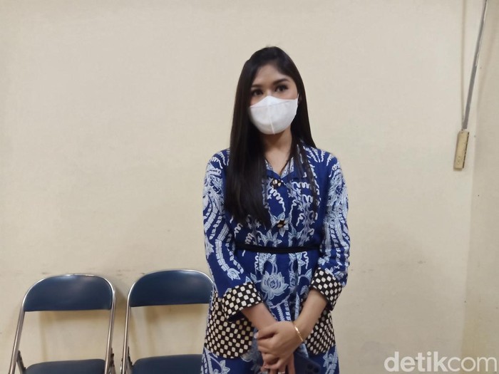 Finalis Putri Indonesia asal DIY, Erina Gudono, di Grha Sabha Pramana (GSP) UGM usai menjadi moderator Orasi Ilmiah bersama Menteri Investasi Bahlil Lahadalia dan CEO Freeport-McMoran Richard C Adkerson, Selasa (4/10/2022).