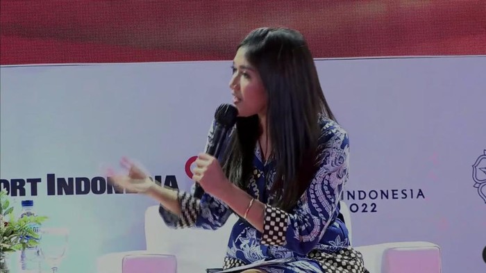 Erina Gudono, calon istri Kaesang, saat jadi moderator di UGM, Selasa (4/10/2022).