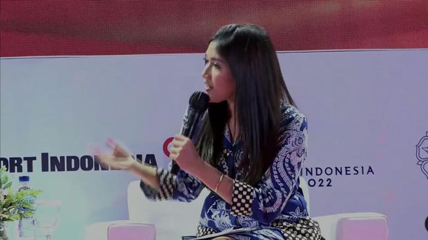Erina Gudono, calon istri Kaesang, saat jadi moderator di UGM, Selasa (4/10/2022).