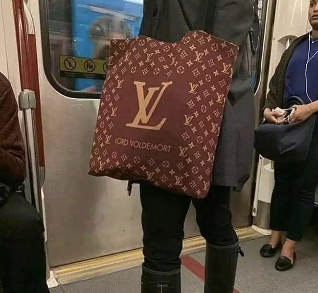 Yang penting lambangnya sama. Nggak masalah deh kalo kepanjangannya bukan Louis Vuitton tapi Lord Voldemort. Foto: instagram.com/humortawa.id