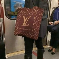 Yang penting lambangnya sama. Nggak masalah deh kalo kepanjangannya bukan Louis Vuitton tapi Lord Voldemort. Foto: instagram.com/humortawa.id