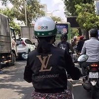 Kalau tadi tas, sekarang versi jaketnya nih. Jadi penasaran Lord Voldemort punya koleksi apa saja. Kamu punya yang kayak gini juga nggak? Foto: instagram.com/makassar_info