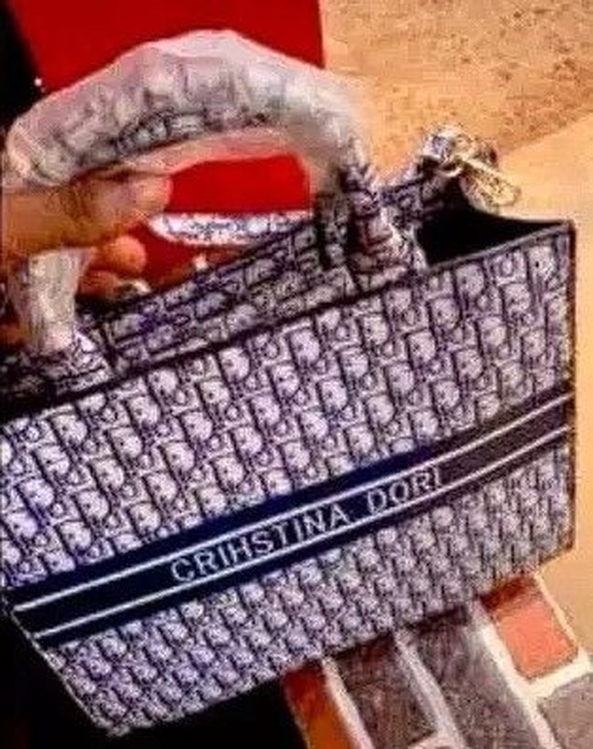 Tenang aja kalau sekilas orang lain nggak akan nyangka kalau sebenarnya merek tasnya Crihstina Dori bukan Christian Dior. Definisi tas branded versi low budget nih.. Foto: instagram.com/meme_ngakak.receh