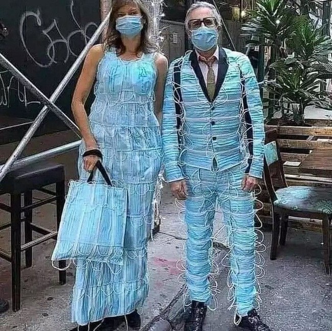 Nggak perlu baju rancangan dari desainer ternama untuk bisa tampil keren dan kompak dengan pasangan. Nyatanya cukup dengan masker kamu bisa bikin baju couple seperti ini. Foto: instagram.com/asupanmemekocak
