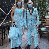 Nggak perlu baju rancangan dari desainer ternama untuk bisa tampil keren dan kompak dengan pasangan. Nyatanya cukup dengan masker kamu bisa bikin baju couple seperti ini. Foto: instagram.com/asupanmemekocak