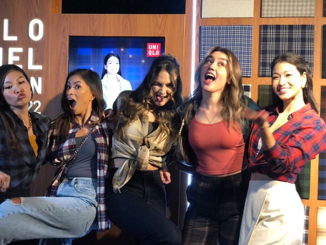 Anggota geng sepeda Lipstick Riders lainnya yaitu Natasha Ryder memadukan kemeja, tanktop dan celana kotak-kotak. Sedangkan Kerenina Sunny, Miss Indonesia 2009 menggunakan tanktop dan rok putih dipadu dengan kemeja yang dililit di bagian perut. Foto: Gresnia/Wolipop.