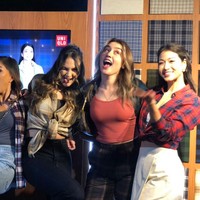 Anggota geng sepeda Lipstick Riders lainnya yaitu Natasha Ryder memadukan kemeja, tanktop dan celana kotak-kotak. Sedangkan Kerenina Sunny, Miss Indonesia 2009 menggunakan tanktop dan rok putih dipadu dengan kemeja yang dililit di bagian perut. Foto: Gresnia/Wolipop.