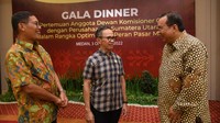 Ketua Dewan Komisioner OJK Mahendra Siregar bersama Kepala Eksekutif Pengawas Pasar Modal OJK Inarno Djajadi menyapa Calon Emiten yang ada di Sumatera Utara, Medan, Senin (3/10/2022). 