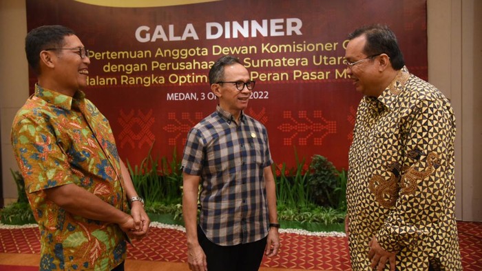 GALA DINNER OJK DENGAN CALON EMITEN SUMUT Ketua Dewan Komisioner OJK Mahendra Siregar (tengah), Kepala Eksekutif Pengawas Pasar Modal OJK Inarno Djajadi (kiri) dan Direktur Utama Bursa Efek Indonesia (BEI) Iman Rachman (kanan) berbincang saat Pertemuan Dengan Calon Emiten Sumatera Utara, di Medan, Senin (3/10/2022). Kegiatan tersebut merupakan rangkaian Sosialisasi dan Edukasi Pasar Modal Terpadu Tahun 2022 yang diselenggarakan oleh Otoritas Jasa Keuangan (OJK) bekerja sama dengan PT Bursa Efek Indonesia (BEI).
ANTARA FOTO/Fransisco Carolio/hp.