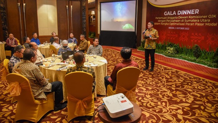 GALA DINNER OJK DENGAN CALON EMITEN SUMUT Ketua Dewan Komisioner OJK Mahendra Siregar (tengah), Kepala Eksekutif Pengawas Pasar Modal OJK Inarno Djajadi (kiri) dan Direktur Utama Bursa Efek Indonesia (BEI) Iman Rachman (kanan) berbincang saat Pertemuan Dengan Calon Emiten Sumatera Utara, di Medan, Senin (3/10/2022). Kegiatan tersebut merupakan rangkaian Sosialisasi dan Edukasi Pasar Modal Terpadu Tahun 2022 yang diselenggarakan oleh Otoritas Jasa Keuangan (OJK) bekerja sama dengan PT Bursa Efek Indonesia (BEI).
ANTARA FOTO/Fransisco Carolio/hp.