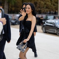 Rekan satu grup Rose, Jisoo Blackpink, juga tampil dalam rangkaian acara Paris Fashion Week. Dalam foto ini, Jisoo tengah menyapa penggemar saat hadir dalam parade busana Dior.Foto: Getty Images