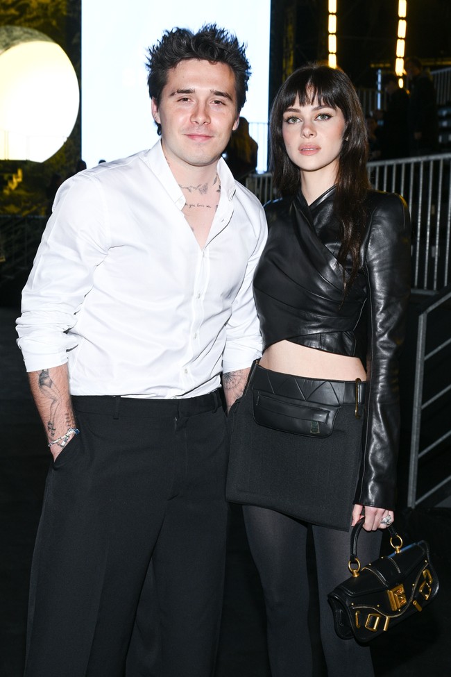 Paris Fashion Week juga dihadiri pasangan selebriti yang jadi sorotan. Brooklyn Beckham Peltz dan Nicola Peltz terlihat kompak dalam berbagai kesempatan, termasuk saat menghadiri Balmain Womenswear Spring/Summer 2023. Foto: Getty Images