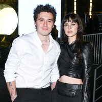 Paris Fashion Week juga dihadiri pasangan selebriti yang jadi sorotan. Brooklyn Beckham Peltz dan Nicola Peltz terlihat kompak dalam berbagai kesempatan, termasuk saat menghadiri Balmain Womenswear Spring/Summer 2023. Foto: Getty Images