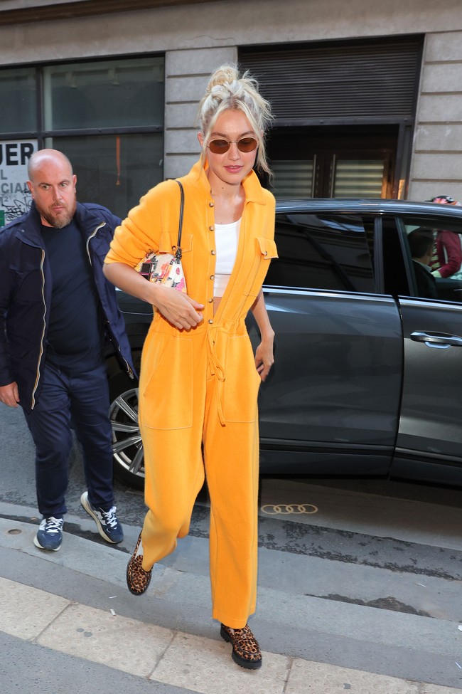 Sedangkan gaya off-duty kakaknya tak kalah menarik. Ketika hadir untuk parade busana Isabel Marant, Gigi Hadid tampil sederhana tapi mencuri perhatian dengan overall kuning. Foto: Getty Images