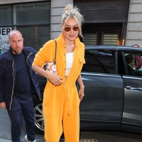 Sedangkan gaya off-duty kakaknya tak kalah menarik. Ketika hadir untuk parade busana Isabel Marant, Gigi Hadid tampil sederhana tapi mencuri perhatian dengan overall kuning. Foto: Getty Images