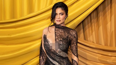 Intip Gaya Artis di Paris Fashion Week, Ada yang Pakai Baju Transparan