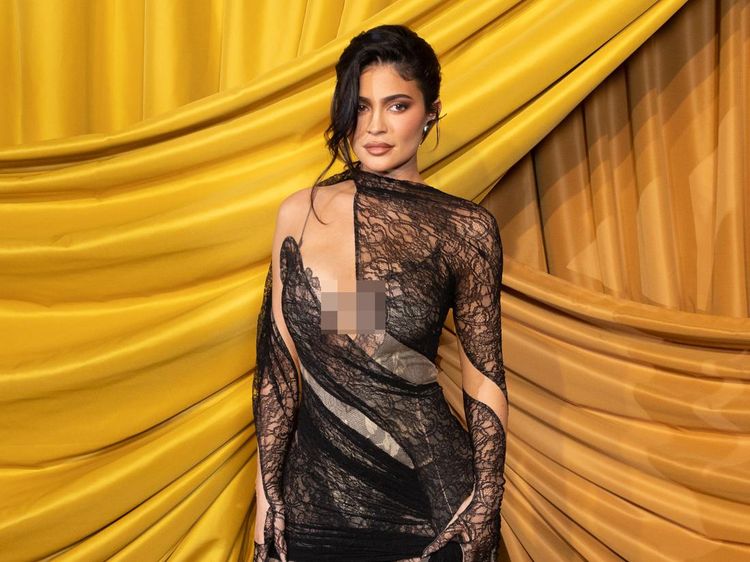Intip Gaya Artis di Paris Fashion Week, Ada yang Pakai Baju Transparan