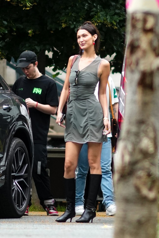 Bella Hadid jadi perbincangan karena sejumlah penampilan beraninya di berbagai fashion show brand-brand kenamaan. Saat off-duty, gayanya lebih simpel tapi tetap chic. Ia memadukan mini dress dengan boots tinggi. Foto: Getty Images