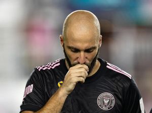 Isak Tangis Higuain Saat Umumkan Pensiun