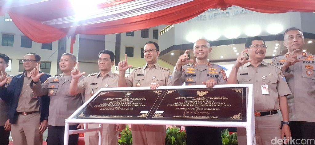Gubernur DKI Jakarta, Anies Baswedan bersama Wakapolda Metro Jaya Brigjen Hendro Pandowo meresmikan Rumah Rusun Hibah Polri di Menteng, Jakarta Pusat. (Paradisa Nunni/detikcom)