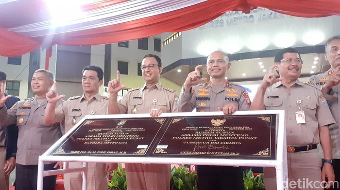 Gubernur DKI Jakarta, Anies Baswedan bersama Wakapolda Metro Jaya Brigjen Hendro Pandowo meresmikan Rumah Rusun Hibah Polri di Menteng, Jakarta Pusat. (Paradisa Nunni/detikcom)