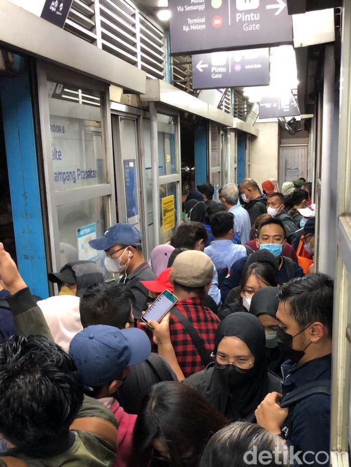 Halte Mampang penuh sesak (Angga/detikcom)