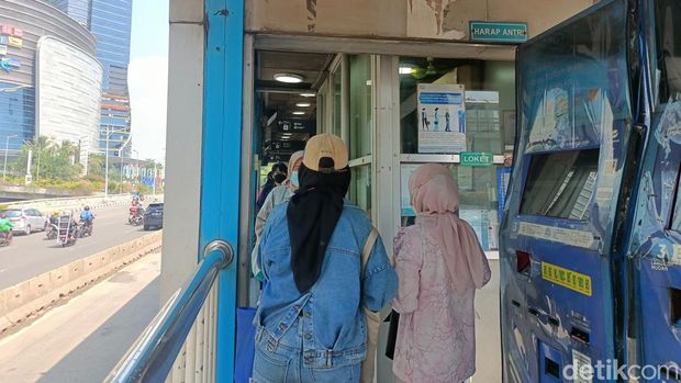Halte TransJakarta.
