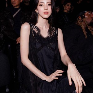 Viral Momen Han So Hee Bersanding dengan Bella Hadid di Paris Fashion Week