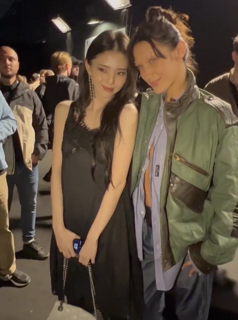 Momen viral Han So Hee memihak Bella Hadid di Paris Fashion Week