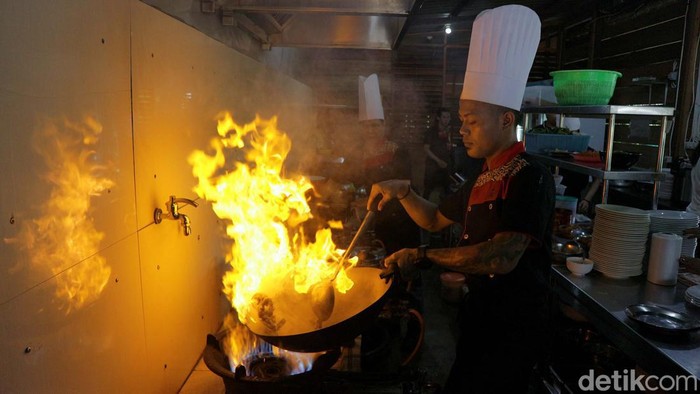 Koki sedang memasak di Restoran 3 Koki. Restoran 3 Koki di Tanimbar Selatan, Kabupaten Kepulauan Tanimbar, Maluku, sempat dikunjungi Presiden Jokowi pada awal September lalu. Menu untuk orang nomor 1 di Indonesia itu dimasak oleh 3 chef ini.