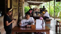 Restoran bernuansa etnik ini menawarkan ragam kuliner yang cukup lengkap, mulai dari menu khas Tanimbar seperti papeda dan ikan kuah kuning, menu khas Nusantara, hingga menu ala Chinese.