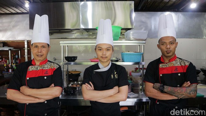 Koki yang memasak untuk Presiden Jokowi di Restoran 3 Koki. Restoran 3 Koki di Tanimbar Selatan, Kabupaten Kepulauan Tanimbar, Maluku, sempat dikunjungi Presiden Jokowi pada awal September lalu. Menu untuk orang nomor 1 di Indonesia itu dimasak oleh 3 chef ini.