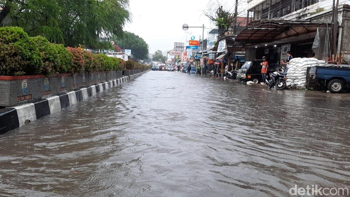 Jalan Amir Mahmud, Cimahi sempat terputus akibat banjir.