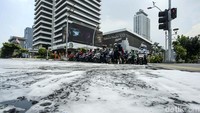 Jalan KH Wahid Hasyim, Jakarta, penuh busa, Selasa (4/10/2022).