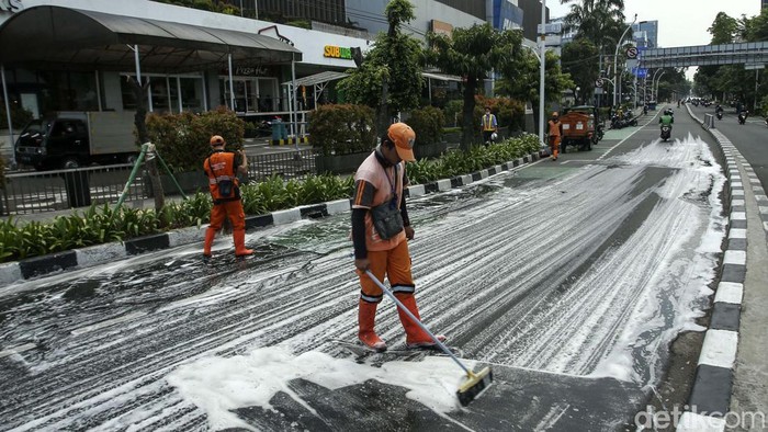 Jalan KH Wahid Hasyim Penuh Busa, Ko Bisa! Jalan KH Wahid Hasyim, Jakarta, penuh busa. Busa ini berasal dari deterjen yang dipakai petugas PPSU untuk membersihkan jalan yang sebelumnya penuh oli.