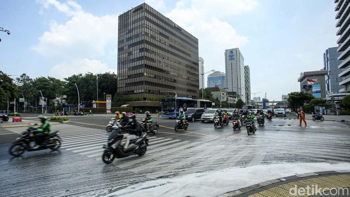 Jalan KH Wahid Hasyim Penuh Busa, Ko Bisa! Jalan KH Wahid Hasyim, Jakarta, penuh busa. Busa ini berasal dari deterjen yang dipakai petugas PPSU untuk membersihkan jalan yang sebelumnya penuh oli.