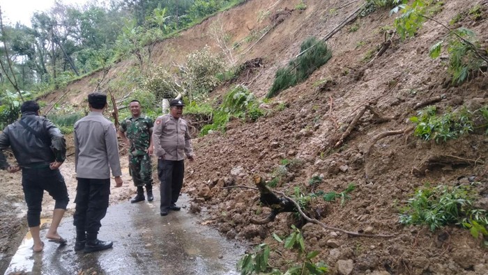 Jalur utama yang menghubungkan Kecamatan Trenggalek dengan Kecamatan Bendungan, Trenggalek putus total akibat tertimbun longsor