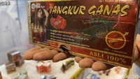 Reri menjelaskan terdapat sejumlah ciri-ciri jamu kuat ilegal yang bisa diketahui, seperti misalnya kemasannya tak sebagus produk resmi yang terdaftar di BPOM hingga muncul foto-foto asusila di dalam kemasannya. (Foto: DetikHealth/Rofiq).