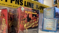 Selain dari segi kemasan, jamu kuat ilegal biasanya memiliki klaim ‘absurd’ yang tercantum di dalam kemasannya. Misalnya, seperti klaim tahan lama sampai 24 jam. (Foto: DetikHealth/Rofiq).
