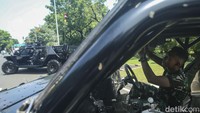 Seorang anggota TNI berada di dalam alutsista yang dipajang jelang HUT TNI di Jalan Merdeka Utara, Jakarta, Selasa (4/10/2022). Pada peringatan HUT ke-77 TNI, alat utama sistem persenjataan (alutsista) milik negara dipamerkan di sekitar Istana Kepresidenan Jakarta.   