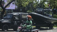 Seorang pengendara motor melintas di depan deretan alutsista yang dipajang jelang HUT TNI di Jalan Merdeka Utara, Jakarta, Selasa (4/10/2022). Defile akan dimulai dari depan Istana Merdeka sampai ke Bundaran Hotel Indonesia (HI).  