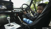 Seorang anak menaiki salah satu alutsista yang dipajang jelang HUT TNI di Jalan Merdeka Utara, Jakarta, Selasa (4/10/2022).