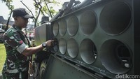 Seorang anggota TNI memeriksa alutsista yang dipajang jelang HUT TNI di Jalan Merdeka Utara, Jakarta, Selasa (4/10/2022). Deretan alutsista milik 3 matra TNI ini mulai dipajang, warga yang melintas juga langsung menjadikan alutsista sebagai objek foto.
