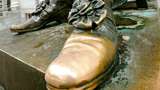 Patung di Kampus Harvard dan Mitos Sepatu Bersepuh Warna Emas