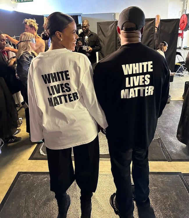 Masih dalam rangkaian Paris Fashion Week, ada Kanye West yang secara mengejutkan menggelar peragaan busana. Namun, koleksi tersebut dibayangi oleh kehadiran baju White Live Matters di catwalk sekaligus di tubuh Kanye sendiri. Akibat aksi kontroversial tersebut, Kanye diboikot oleh banyak merek, termasuk adidas dan Balenciaga.  (Foto: Twitter/Candece Owens)