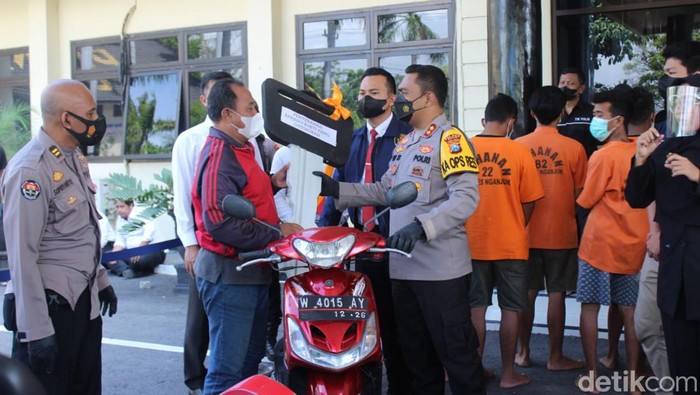 Kapolres Nganjuk AKBP Boy menyerahkan motor kepada pemilik setelah menjadi korban curanmor