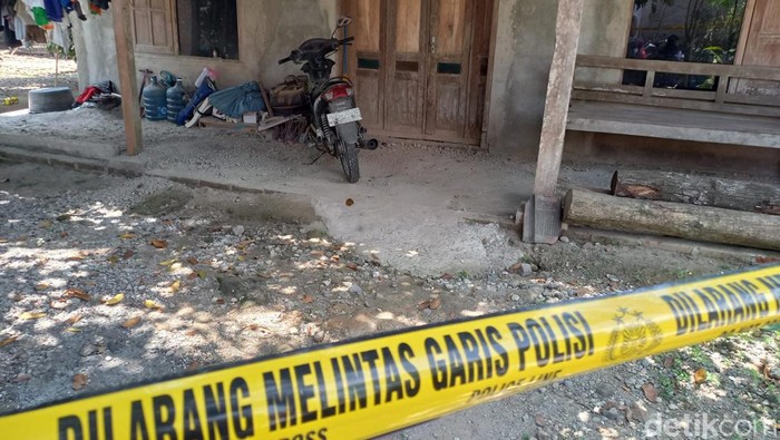 Seorang ibu bunuh anak di Sragen, Jawa Tengah. Wanita tersebut tega menghabisi nyawa putranya sendiri di rumah mereka pada Selasa (4/10/2022).